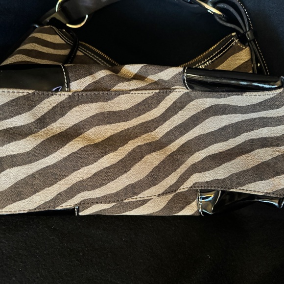 Dooney & Bourke shoulder bag. - Picture 3 of 4